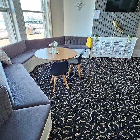 Oyo Marine Parade Hotel, Eastbourne Pier מראה חיצוני תמונה