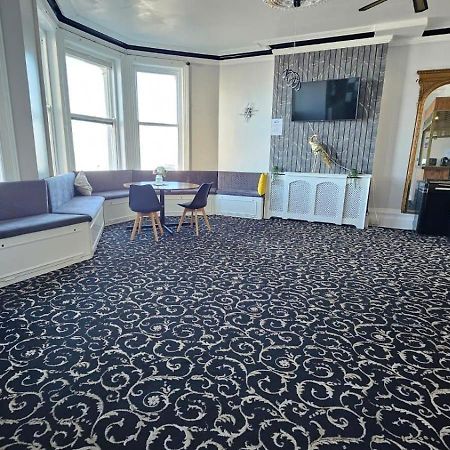 Oyo Marine Parade Hotel, Eastbourne Pier מראה חיצוני תמונה