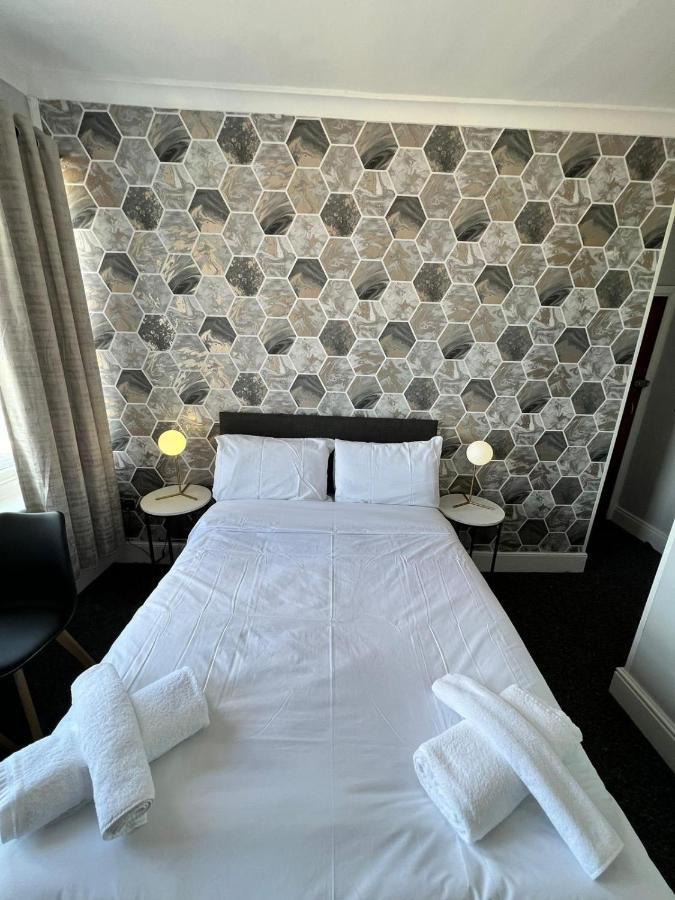 Oyo Marine Parade Hotel, Eastbourne Pier מראה חיצוני תמונה