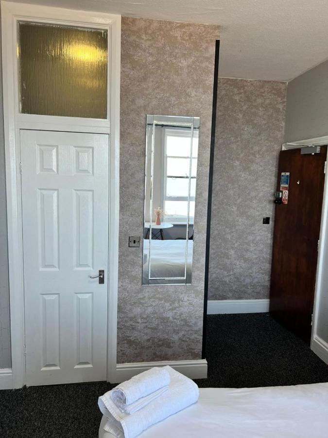 Oyo Marine Parade Hotel, Eastbourne Pier מראה חיצוני תמונה