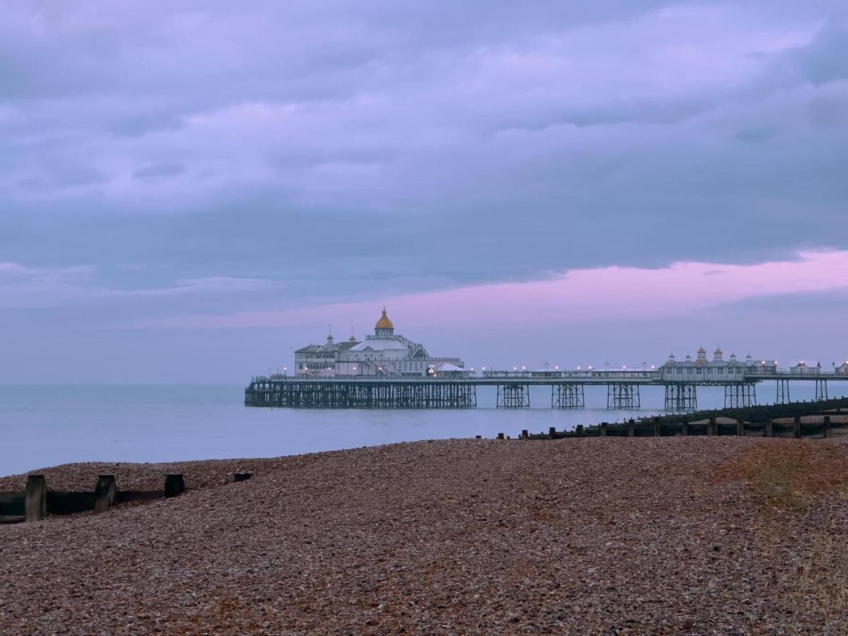 Oyo Marine Parade Hotel, Eastbourne Pier מראה חיצוני תמונה