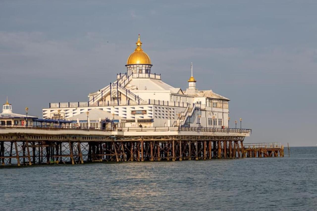 Oyo Marine Parade Hotel, Eastbourne Pier מראה חיצוני תמונה
