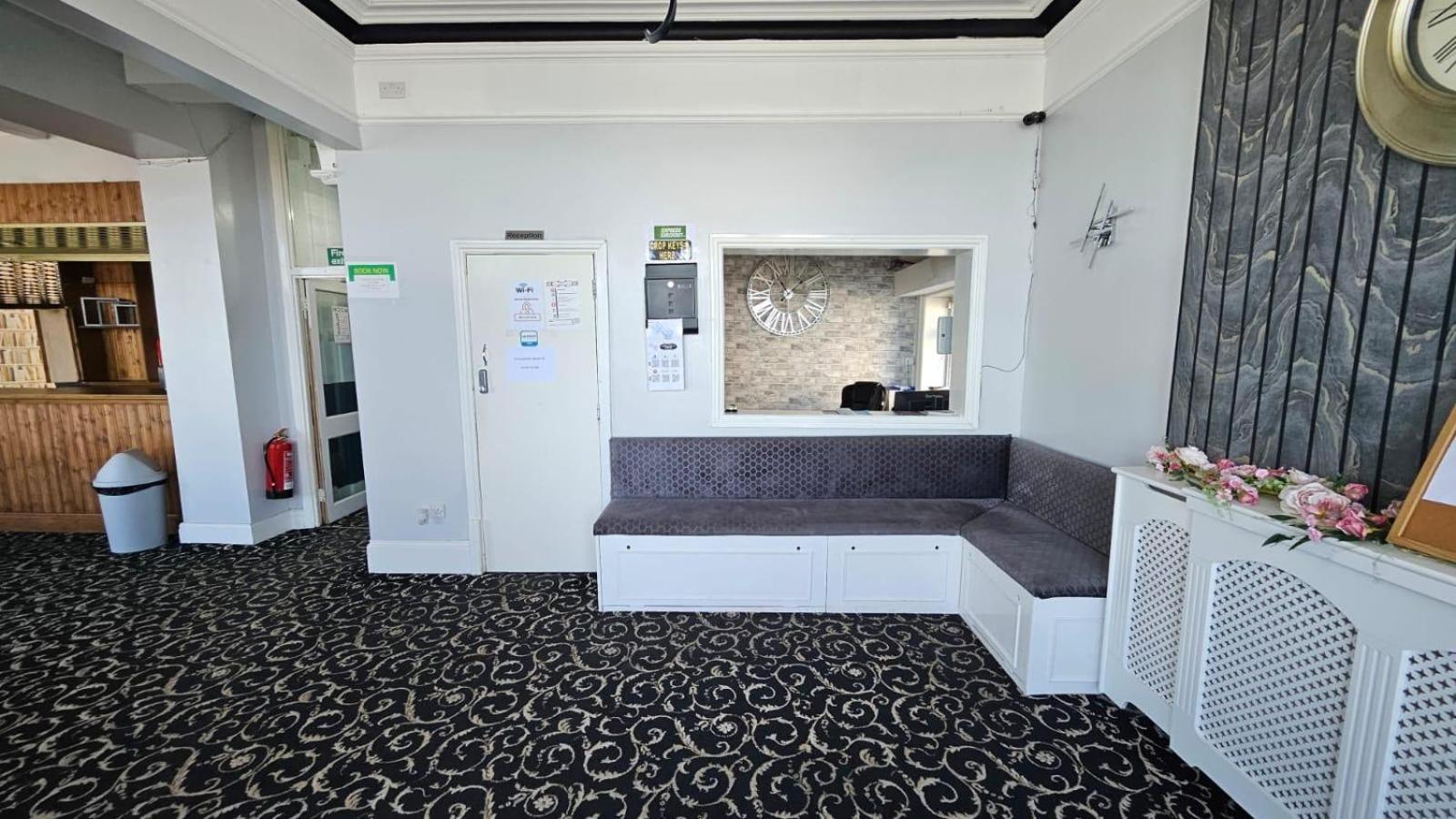 Oyo Marine Parade Hotel, Eastbourne Pier מראה חיצוני תמונה