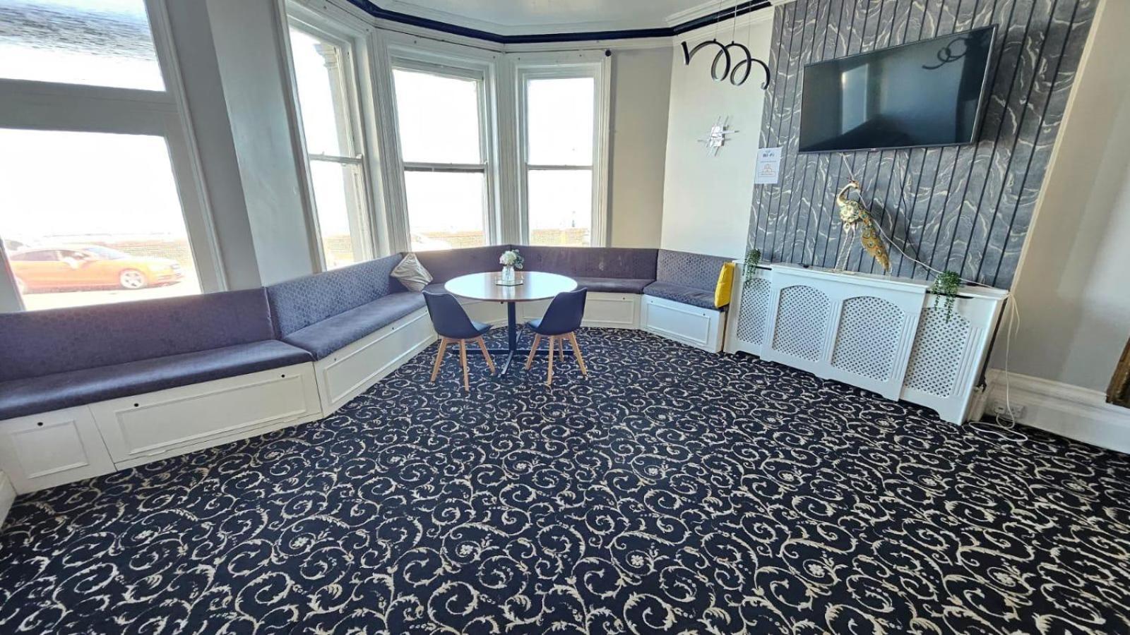 Oyo Marine Parade Hotel, Eastbourne Pier מראה חיצוני תמונה
