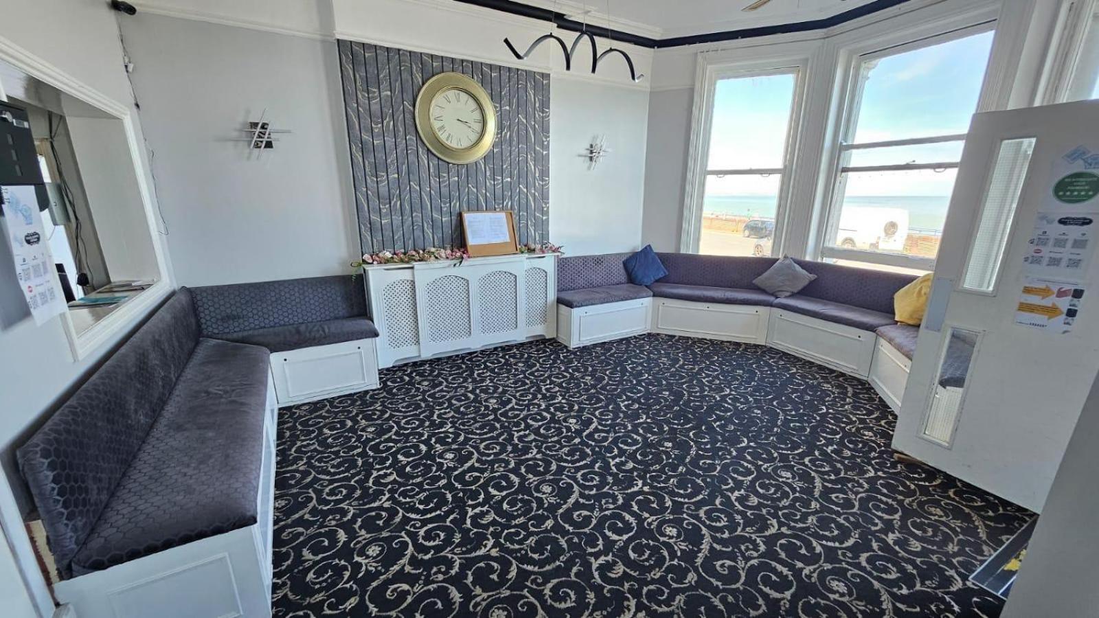 Oyo Marine Parade Hotel, Eastbourne Pier מראה חיצוני תמונה