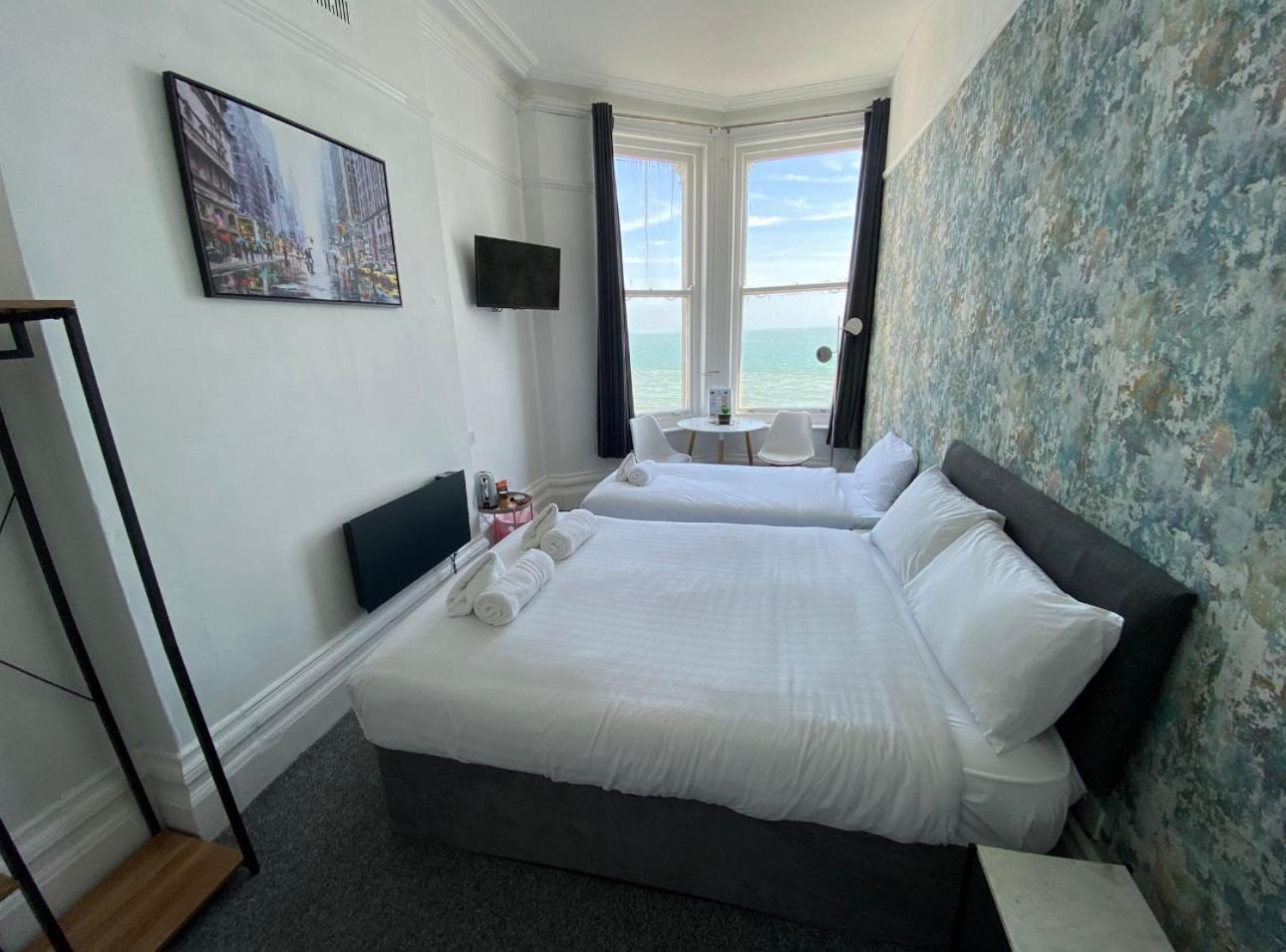 Oyo Marine Parade Hotel, Eastbourne Pier מראה חיצוני תמונה