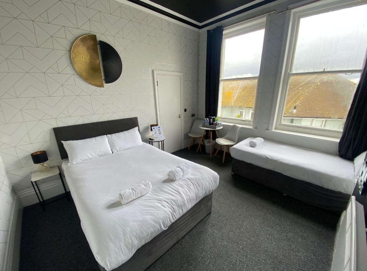 Oyo Marine Parade Hotel, Eastbourne Pier מראה חיצוני תמונה