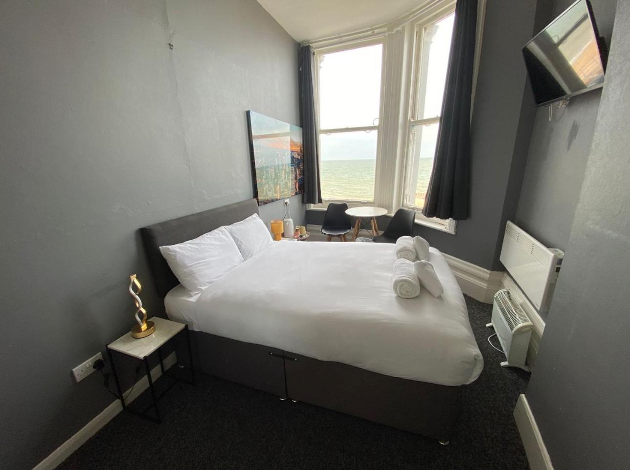Oyo Marine Parade Hotel, Eastbourne Pier מראה חיצוני תמונה
