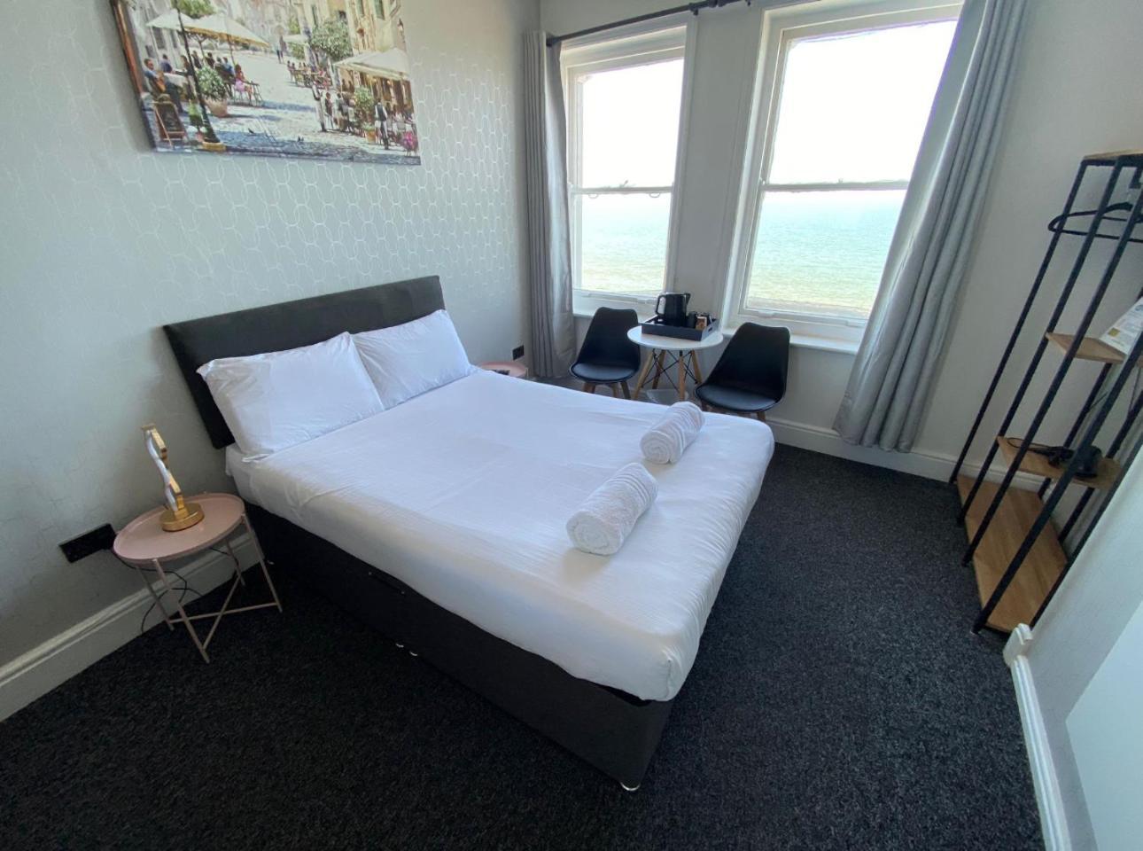 Oyo Marine Parade Hotel, Eastbourne Pier מראה חיצוני תמונה