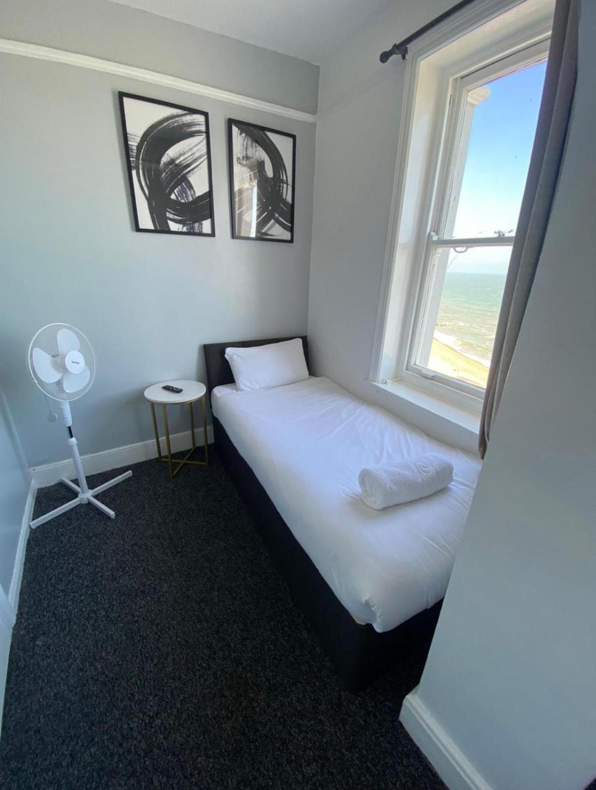 Oyo Marine Parade Hotel, Eastbourne Pier מראה חיצוני תמונה