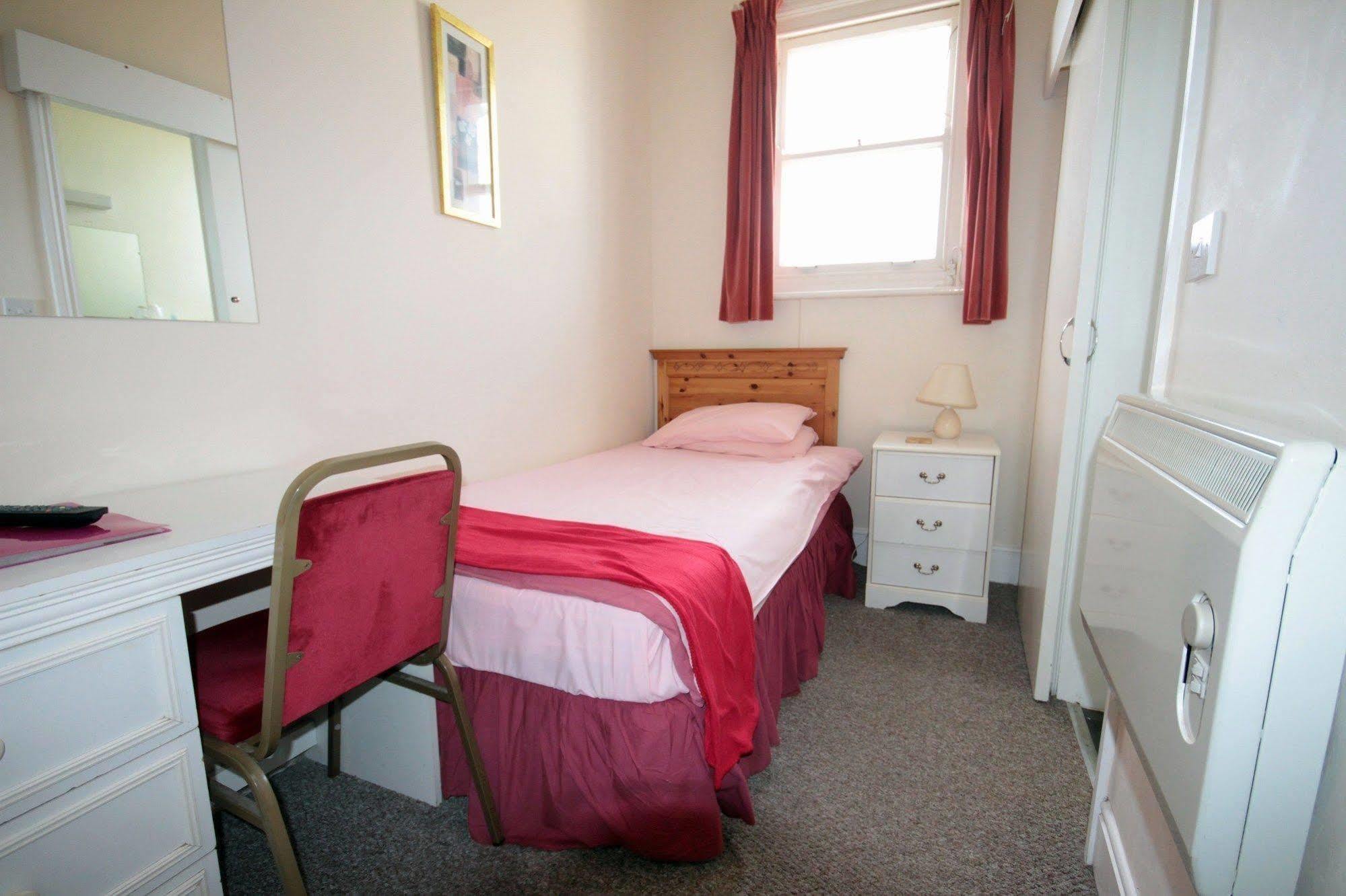 Oyo Marine Parade Hotel, Eastbourne Pier מראה חיצוני תמונה