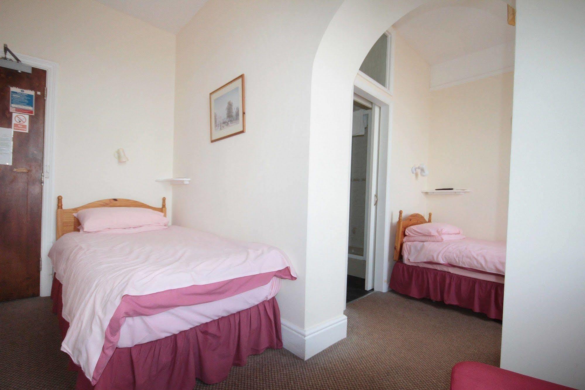Oyo Marine Parade Hotel, Eastbourne Pier מראה חיצוני תמונה
